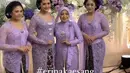 Di malam Midodareni, Erina Gudono tampil senada dengan keluarganya dan keluarga Kaesang dalam balutan busana nuansa lilac. Finalis Miss Indonesia 2022 itu tampil ayu dalam balutan kebaya kutubaru modern warna lilac dipadu kain batik. @mordenco. @delmoraattire.