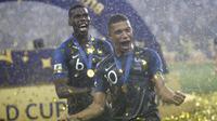 Pogba dan Mbappe merayakan kesuksesan Prancis menjadi juara Piala Dunia 2018. (AP/Matthias Schrader)