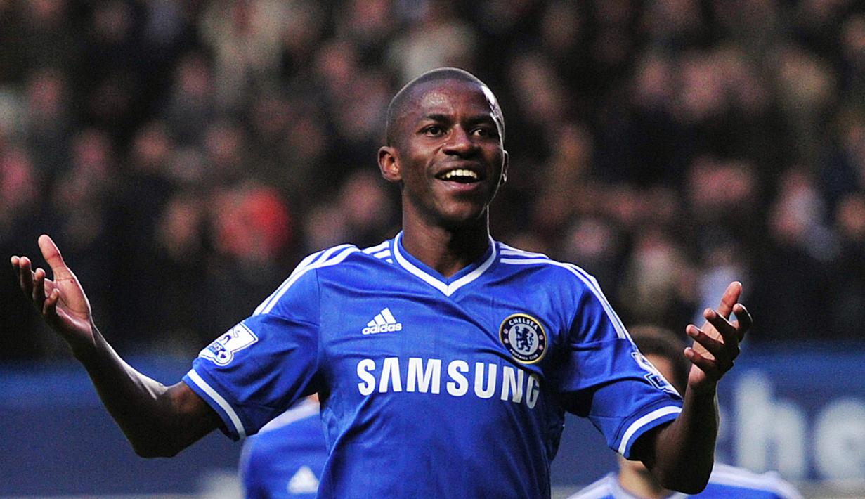 Ramires mencetak satu gol saat bersama Chelsea melawan Indonesian All-Star pada tour The Blues 25 Juli 2013 di Stadion Gelora Bung Karno, Jakarta. Chelsea menang telak 8-1. (AFP/Carl Court)