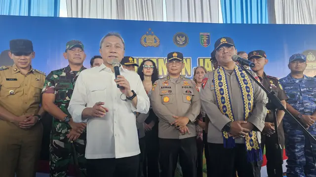 Menteri Koordinator Bidang Pangan, Zulkifli Hasan (Zulhas) saat mengikuti kegiatan penanaman dan panen jagung di daerah Panengahan, Lampung Selatan, Selasa (2/12/2025).
