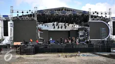 Sebagai stasiun televisi favorit pemirsa Indonesia, SCTV akan menggelar konser musik di malam pergantian tahun di Ancol, Jakarta, Rabu (30/12). Konser musik spesial ini bertajuk 'Move On Party 2016' dan 'Welcome Hope 2016'. (Liputan6.com/Yoppy Renato)