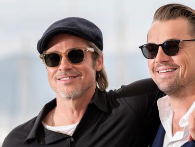 Aktor Brad Pitt dan Leonardo DiCaprio berpose saat menghadiri pemutaran film 'Once Upon a Time in Hollywood' selama Festival Film Cannes Internasional ke-72 di Prancis (22/5/2019). (AP Photo/Joel C Ryan)