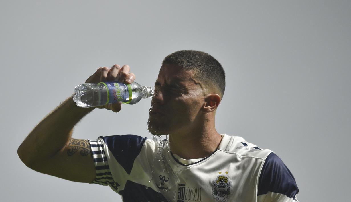 Pemain Gimnasia Leonardo Morales merupakan salah satu pemain yang terkena gas air mata. Dia juga mengatakan bahwa anaknya yang hadir di stadion tidak bisa bernafas setelah terkena gas air mata. (AP Photo/Gustavo Garello)