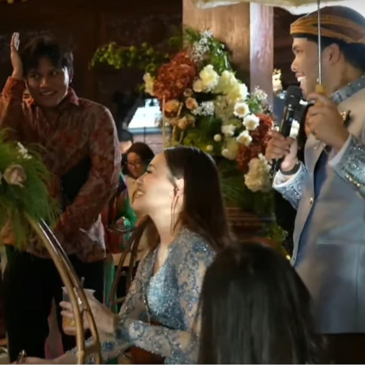 Aksi Lihai Thariq Halilintar Tawarkan Dawet dan Rujak di Acara Mitoni 7 Bulanan Aaliyah Massaid
