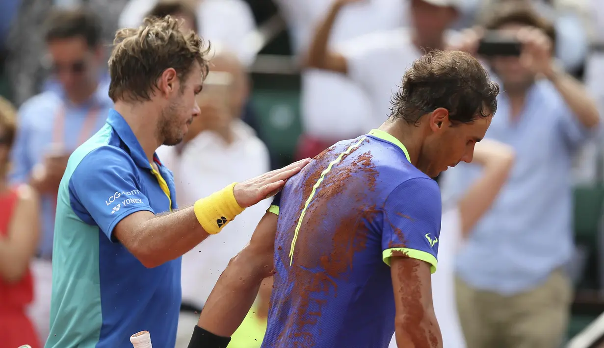 Stan Wawrinka memberikan ucapan selamat kepada Rafael Nadal (kanan) usai laga Final Tunggal Putra, Prancis Terbuka 2017 di Roland Garros stadium, Paris, (11/6/2017). Nadal menang  6-2, 6-3, 6-1. (AP /David Vincent)