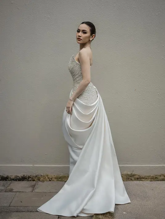 Melihat detail tampilan anggun Mahalini Raharja di resepsi pernikahan (@hiantjen)