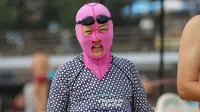 Tren terbaru untuk melindungi wajah dari sinar matahari tengah melanda warga Cina yakni dengan mengenakan facekini
