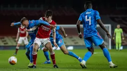 Pemain Arsenal Hector Bellerin memperebutankan bola dengan pemain Olympiacos Oleg Reabciuk pada pertandingan leg kedua babak 16 besar Liga Europa di Emirates Stadium, London, Kamis (18/3/2021). Olympiacos menang 1-0. (AP Photo/Matt Dunham)