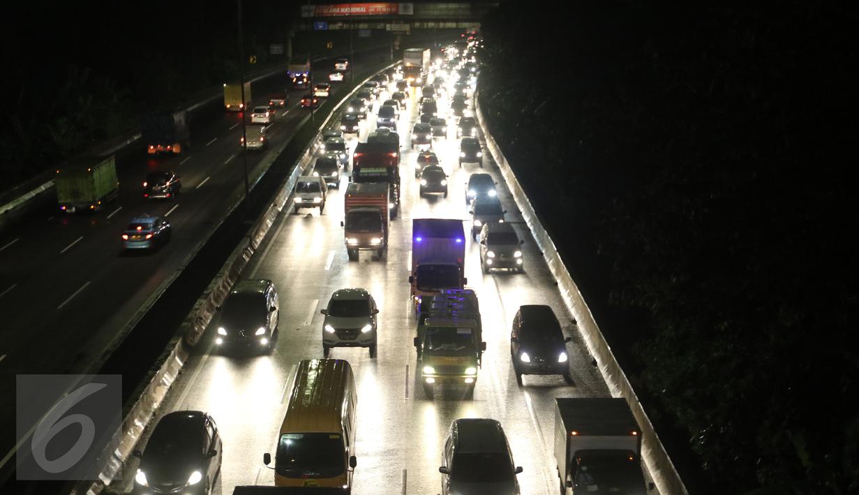 Kemacetan panjang terjadi di ruas Tol JORR jalur dari arah Ulujami menuju Jati Asih dan Cikunir karena kondisi jalan yang rusak, Jakarta, senin (29/2) malam. Kerusakan tersebut tepatnya berada di terowongan Pasar Rebo. (Liputan6.com/Herman Zakharia)