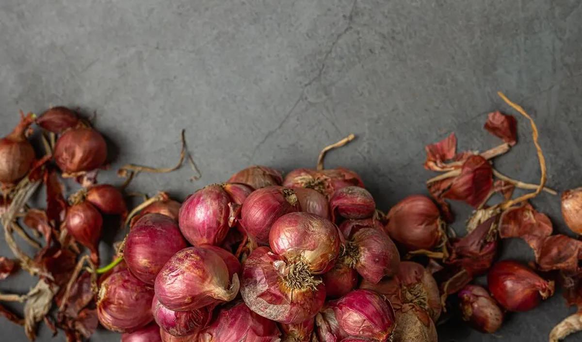 1. Mencampur Bawang Merah dengan Minyak