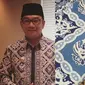 Gubernur Jawa Barat mempromosikan batik hasil desainnya sendiri yang dibuat saat sedang iseng. (dok. Instagram @ridwankamil/Dinny Mutiah)