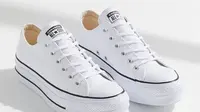 Cara memilih sneakers putih untuk pria agar tampilan makin modis dan tidak salah pilih (website/urbanoutfitters.com).