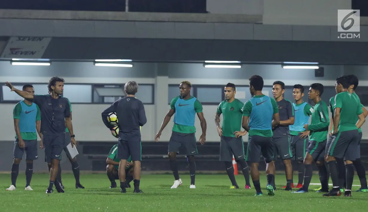 Pelatih Timnas Indonesia U-23, Luis Milla (kedua kiri) memberi arahan saat latihan di Lapangan B Kompleks GBK, Jakarta, Rabu (30/5). Timnas Indonesia U-23 akan melakoni uji coba melawan Thailand U-23, 31 Mei dan 3 Juni. (Liputan6.com/Helmi Fithriansyah)