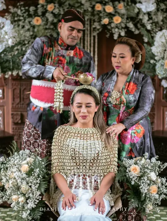 Sebelum menikah, Amanda juga menjalani prosesi siraman yang kental dengan adat Jawa. Pria berusia 47 tahun itu menyiramkan putrinya dengan air tujuh kembang. [Foto: Instagram/djanjisoetji.photography]
