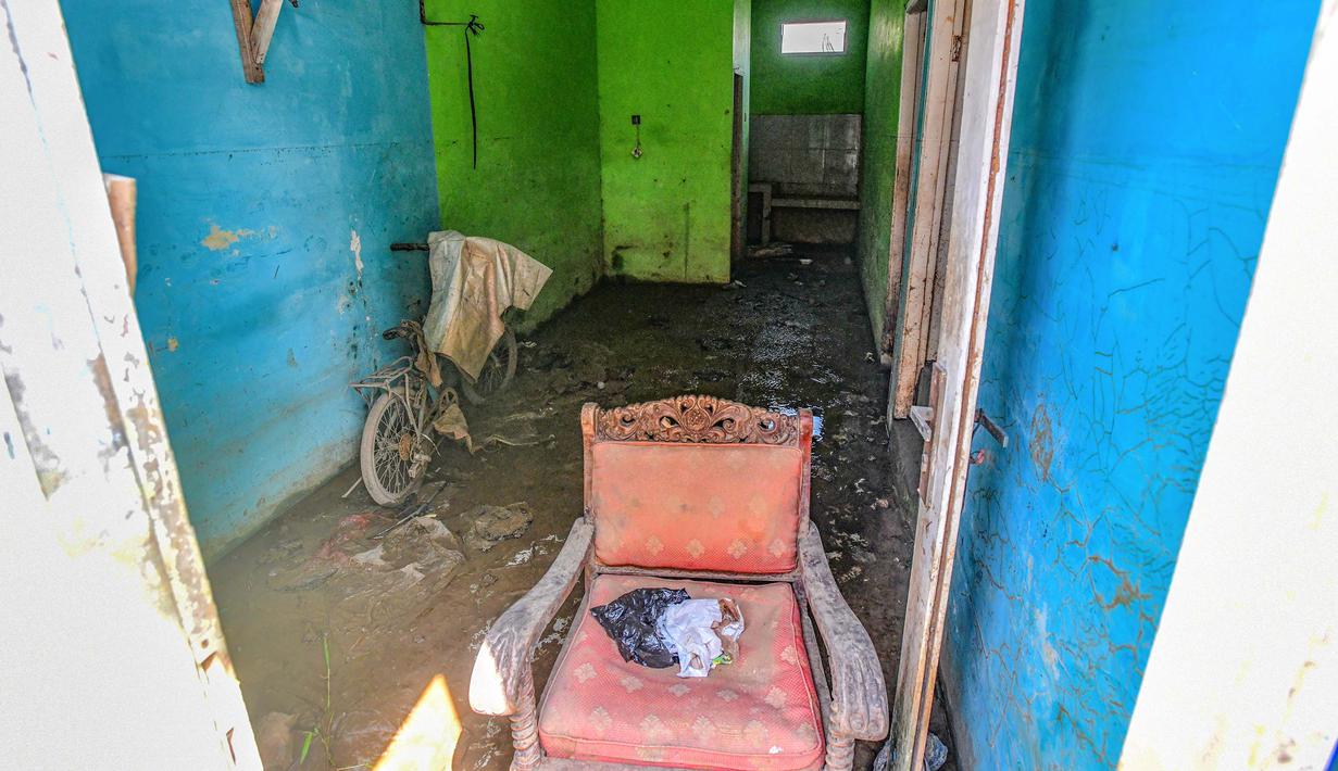 Rumah nan ditinggal pemiliknya akibat kerapkali banjir lantaran luapan kali Pesanggrahan nan alirannya menyempit lantaran longsoran sampah dari Tempat Pembuangan Akhir (TPA) Cipayung di Perumahan Griya Alif, Sawangan, Depok, Jawa Barat, Kamis (14/5/2026). (merdeka.com/Arie Basuki)