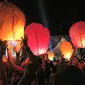 Ribuan pengunjung hadiri malam pelepasan lampion terbang dalam acara Solo Imlek Festival 2016.