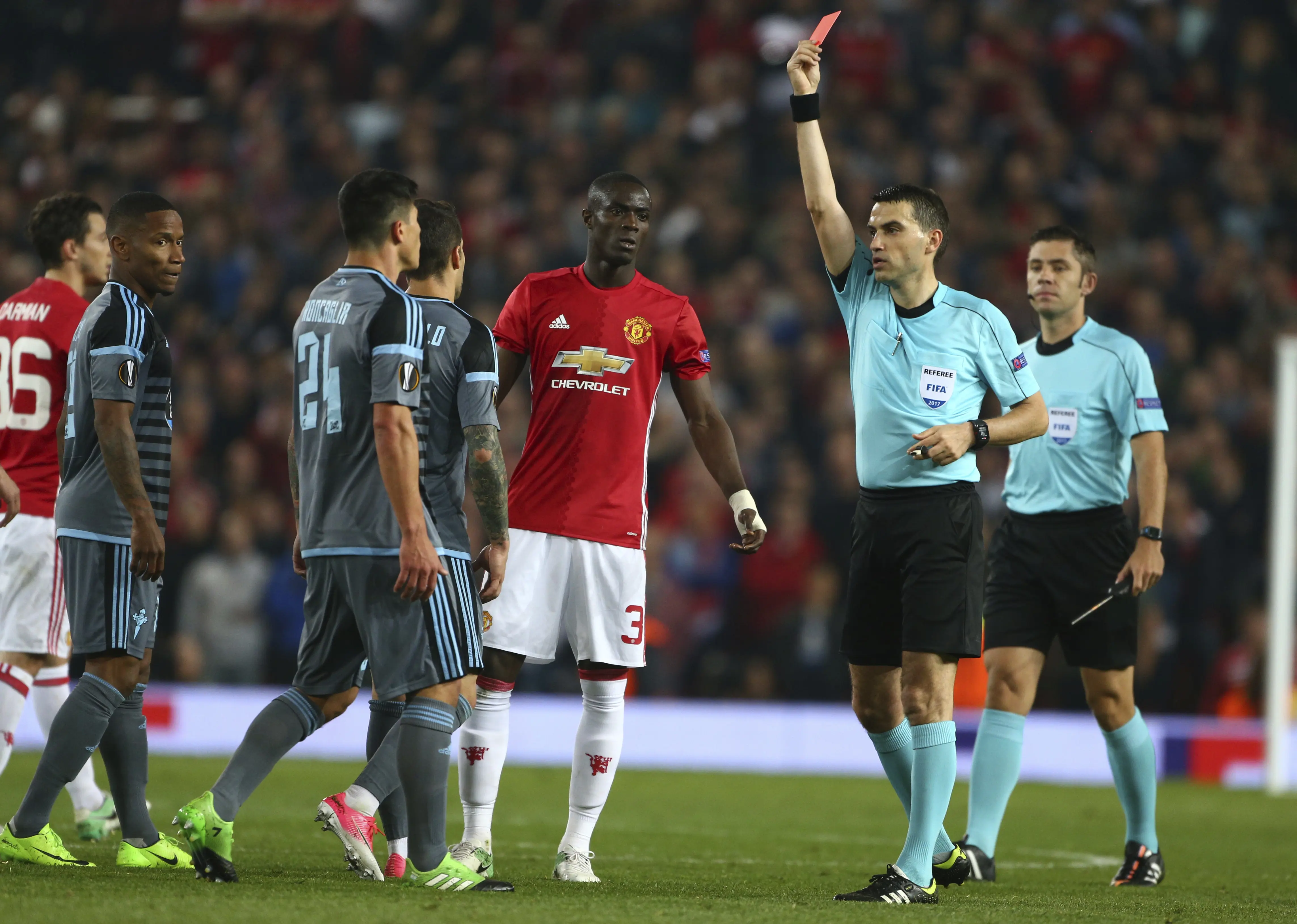 Bek MU, Eric Bailly juga terlibat perkelahian dengan Facundo Rocaglia, yang juga mendapat kartu merah. (AP Photo/Dave Thompson)