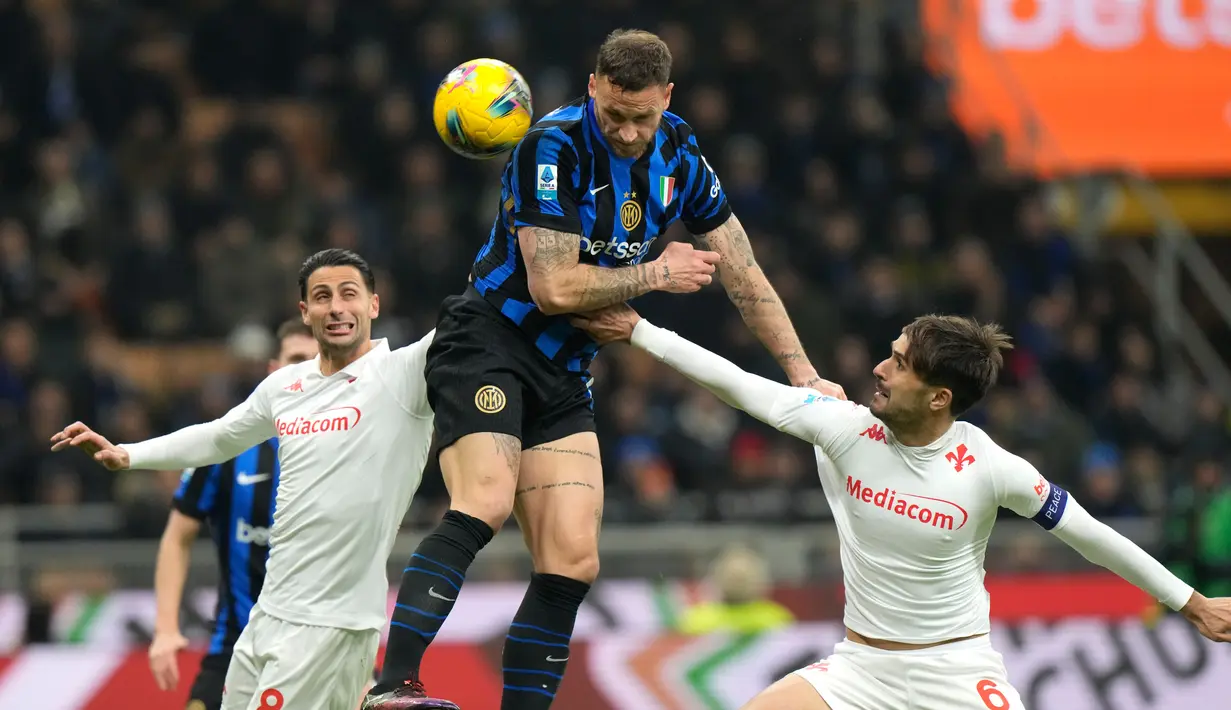 Inter Milan sukses membalas dendam setelah berhasil mengalahkan Fiorentina dengan skor 2-1 pada lanjutan Liga Italia di Stadion Giuseppe Meazza, Selasa (11/2/2025). Sebelumnya Inter kalah tiga gol tanpa balas saat bertandang ke markas Fiorentina pada laga tunda pekan ke-14 Serie-A. (AP Photo/Luca Bruno)