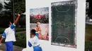Siswa SD Negeri Menteng 01 mengamati karya foto yang dipamerkan dalam pameran fotografi Rekam Jakarta di Taman Menteng, Kamis (29/8/2019). Kegiatan tersebut dalam rangka edukasi bagi siswa mengenal profesi foto jurnalistik. (Liputan6.com/Marsha Aulia)