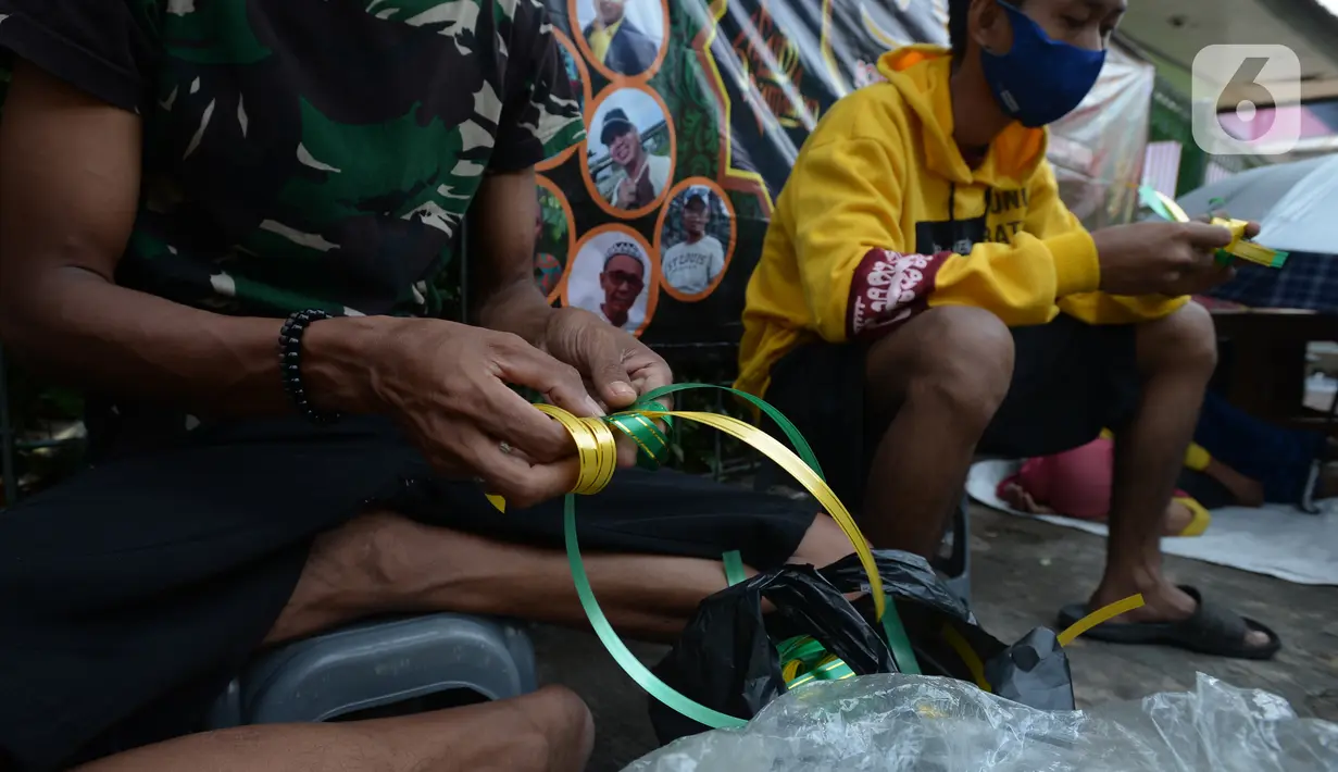 Pedagang menyiapkan barang dagangan anyaman ketupat hias di Pasar Asemka, Jakarta, Kamis (21/4/2021). Pedagang mengatakan pembeli ketupat hias ramadhan untuk hiasan parcel, dekorasi kantor dan lainnya sepi di tengah pandemi Covid-19. (merdeka.com/Imam Buhori)
