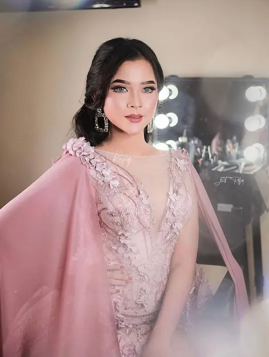 Makeup bold bernuansa nude untuk ke pesta ala Bella Bonita. Outfit berwarna merah muda terlihat serasi dengan makeup boldnya yang dipoles dengan warna senada. Foto: Instagram.