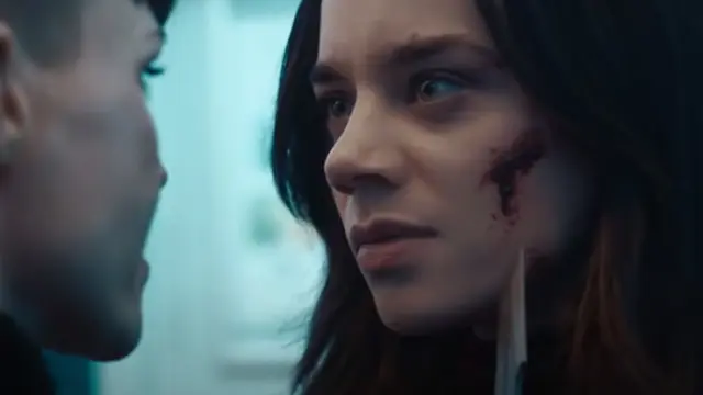 Hannah John-Kamen sebagai Sophie Hart dalam film SAS: Red Notice. (Foto: Dok. Silver Reel/ Sky Cinema)