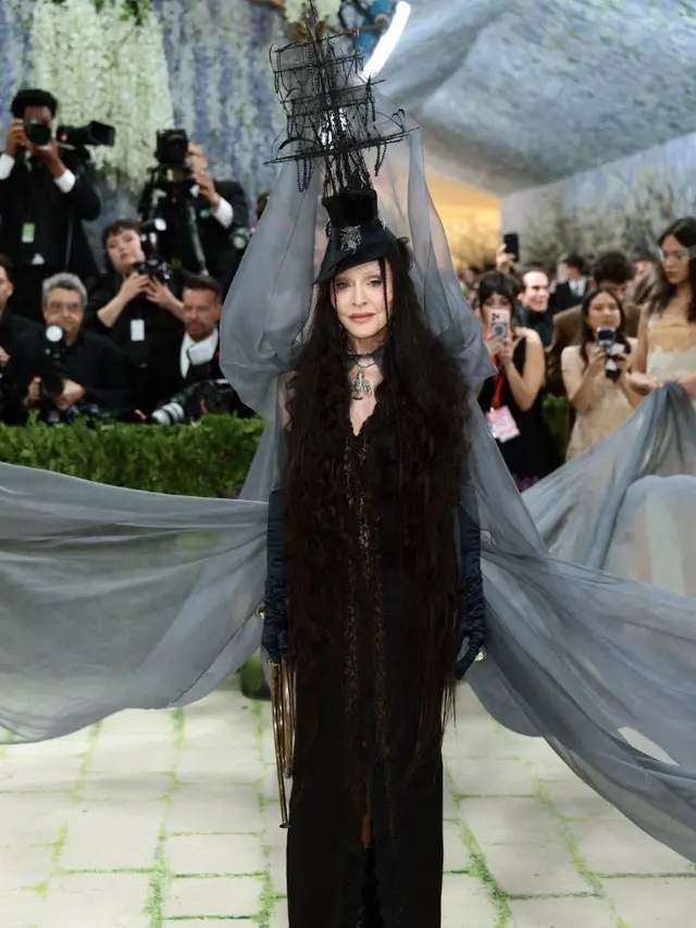 Madonna di Met gala 2026 pakai baju hitam. Photo by DIMITRIOS KAMBOURIS / GETTY IMAGES NORTH AMERICA / GETTY IMAGES VIA AFP