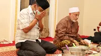 Calon Gubernur Sulawesi Tengah (Sulteng) Rusdy Mastura (kiri) saat bertemu Ketua Umum Pengurus Besar (PB) Al Khairaat Sulteng Habib Ali Muhammad Al Jufrie (kanan). (Ist)