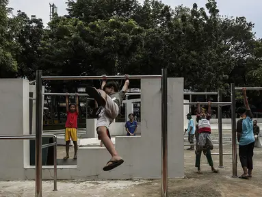Anak-anak bermain di Taman Puring, Jakarta, Sabtu (3/4/2021). Taman Puring menjadi salah satu tempat alternatif liburan warga di tengah masa Pandemi COVID-19 dan liburan panjang akhir pekan yang bertepatan dengan libur Hari Raya Paskah. (Liputan6.com/Johan Tallo)