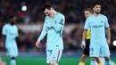 Striker Barcelona, Lionel Messi, tampak kecewa usai ditaklukkan AS Roma pada laga leg kedua perempat final Liga Champions, di Stadion Olimpico, Selasa (10/4/2018). AS Roma menang 3-0 atas Barcelona. (AFP/Filippo Monteforte)