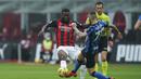 Gelandang AC Milan, Franck Kessie (kiri) berebut bola dengan gelandang Inter Milan, Marcelo Brozovic dalam laga lanjutan Liga Italia 2020/21 pekan ke-23 di San Siro Stadium, Minggu (21/2/2021). AC Milan kalah 0-3 dari Inter Milan. (LaPresse via AP/Spada)