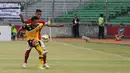 Bek timnas Indonesia U-23, Manahati Lestusen (belakang) berusaha menahan pergerakan pemain Brunei Darussalam, Md Nur Syahwan di laga kualifikasi grup H Piala Asia 2016 di Stadion GBK Jakarta, Minggu (29/3/2015). (Liputan6.com/Helmi Fithriansyah)