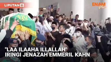 Jenazah Emmeril Kahn Mumtadz dimasukan ke dalam mobil untuk dibawa ke pemakaman Senin (13/6) pagi. Warga pun mengiringinya dengan lantunan salawat dan kalimat tauhid