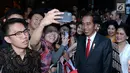 Warga mengambil gambar Presiden Joko Widodo atau Jokowi saat tiba di hotel tempatnya menginap di Sydney, Australia, Jumat (16/3). Kedatangan Jokowi kali ini untuk menghadiri ASEAN-Australia Special Summit 2018. (Liputan6.com/Pool/Biro Pers Setpres)