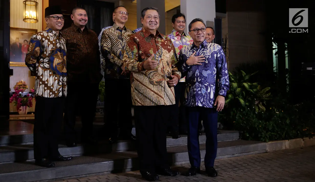 Ketum Partai Demokrat Susilo Bambang Yudhoyono (SBY) menerima kedatangan Ketum Partai Amanat Nasional (PAN) Zulkifli Hassan di kediamannya di kawasan Mega Kuningan, Jakarta, Rabu (25/7). (Liputan6.com/Johan Tallo)