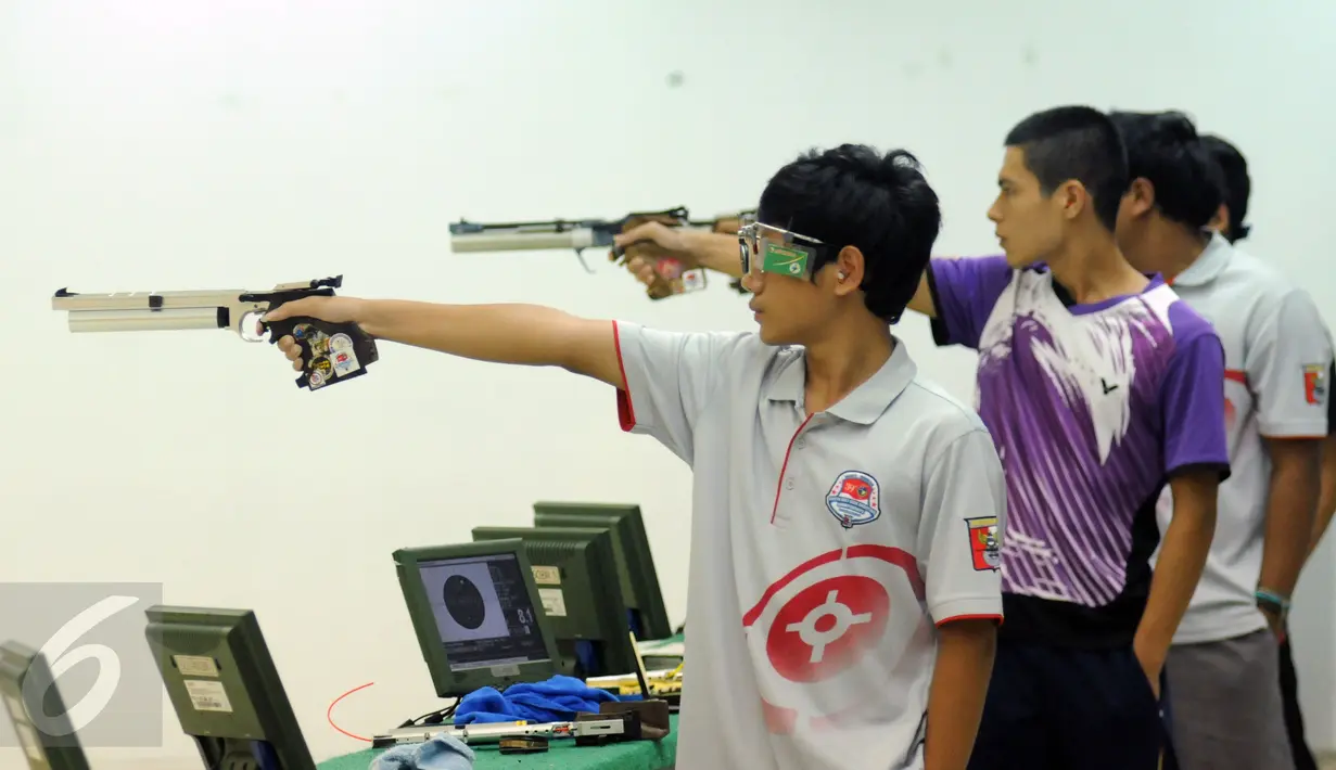 Petembak Junior Indonesia, I Kadek Rico V (kiri) saat berlaga di Final 10m Air Pistol Men Junior Kejuaraan Menembak ASEAN di Jakarta, Rabu (25/11/2015). Kadek meraih emas dengan 196.7 poin. (Liputan6.com/Helmi Fithriansyah)
