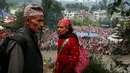 Umat Hindu Nepal menghadiri ritual Kuse Aunsi di kuil Hindu Gokarneshwar, Kathmandu, Nepal, Senin (21/8). Ritual dilakukan dengan menawarkan biji-bijian, sayuran dan buah-buahan kepada para pemuka agama yang hadir dalam perayaan. (Niranjan Shrestha/AP)