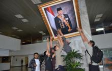 Saat mahasiswa turunkan foto SBY 