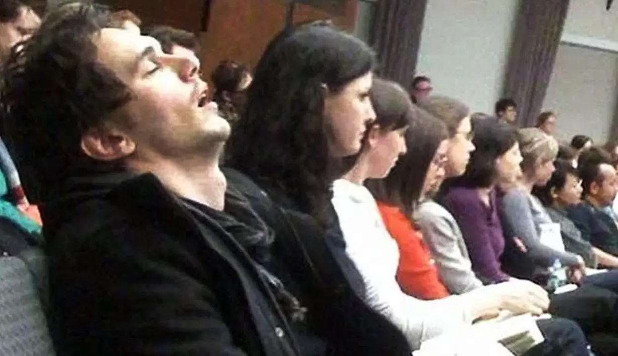 Sama seperti Kanye West, James Franco pun ketiduran sampai mangap loh! (HollywoodLife)