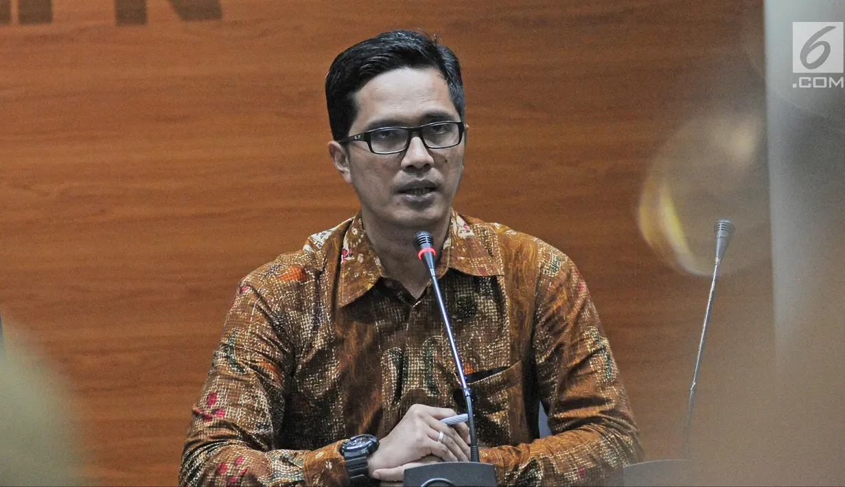 Juru Bicara KPK Febri Diansyah saat konfrensi pers di Gedung KPK, Jakarta, Rabu (7/2). KPK menetapkan anggota Komisi V DPR RI Yudi Widiana Adia sebagai tersangka kasus dugaan tindak pidana pencucian uang (TPPU). (Liputan6.com/Herman Zakharia)