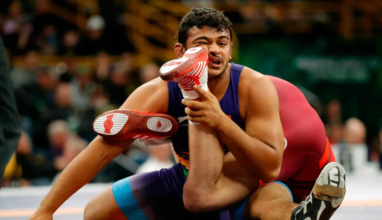 Deepak Punia dari India saat bertanding melawan Hayden Zillmer dari Amerik Serikat selama pertandingan gulat 92 kilogram di Freestyle Wrestling World Cup di Iowa City, Iowa (8/4). (AP Photo/Charlie Neibergall)