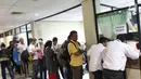 Warga antre mengurus pembayaran pajak kendaraan di Ditlantas Polda Metro Jaya, Jakarta, Senin (31/7). Pemutihan denda pajak tersebut diberlakukan sejak 19 Juli lalu hingga 31 Agustus 2017. (Liputan6.com/Immanuel Antonius)