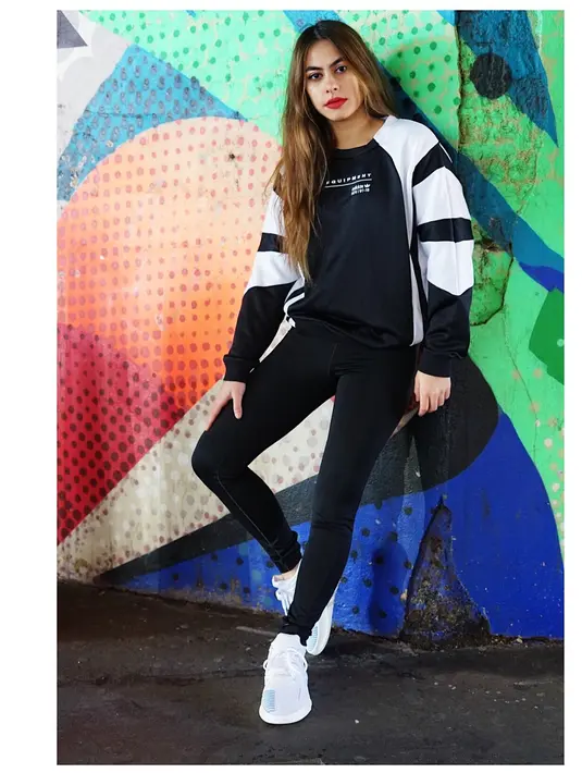 Nah, ini juga gayanya yang sporty banget. Valerie mengenakan sweater dan celana hitam. Kemudian ia padukan dengan sneakers berwarna putih. Keren baget kan pastinya? (Instagram/valerieethomas)