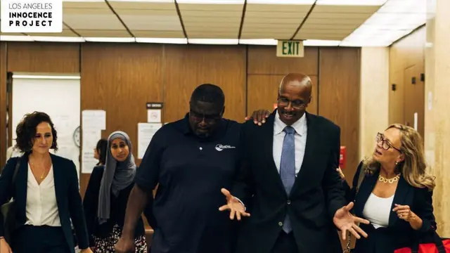 Maurice Hastings di pengadilan di Los Angeles pada hari Rabu bersama Eliza Haney, Ayesha Hussain, Paula Mitchell