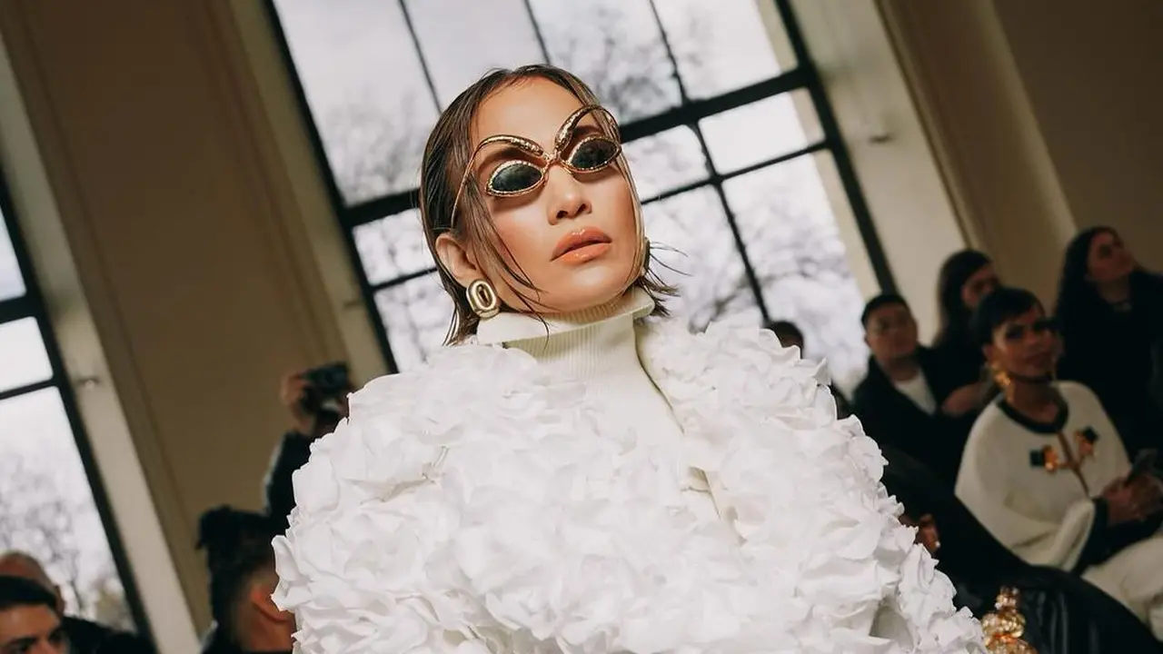 Potret Jennifer Lopez Curi Perhatian di Paris Fashion Week 2024 dengan Jaket dari Kelopak Bunga Asli