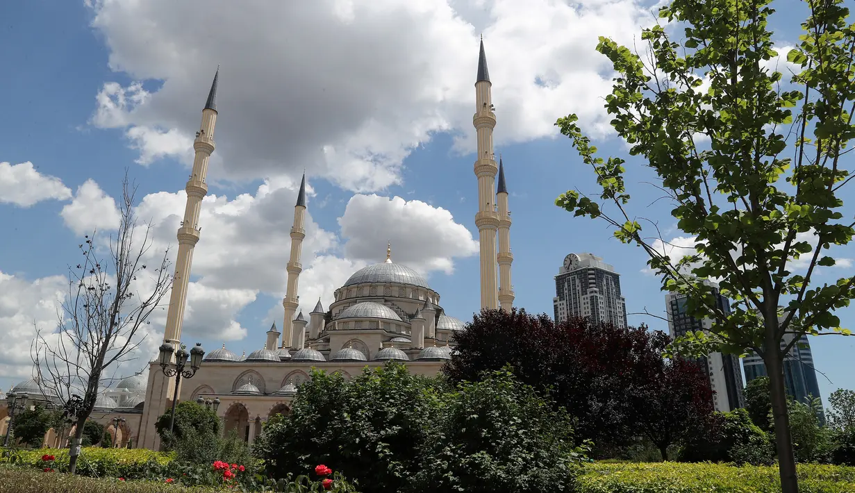 Pemandangan Masjid Akhmad Kadyrov di alun-alun Kota Grozny, pusat ibu kota Chechnya, 9 Juni 2018. Masjid yang juga disebut Heart of Chechnya ini memiliki arsitektur yang mirip dengan Masjid Biru Istanbul. (AFP PHOTO/KARIM JAAFAR)