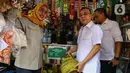 Wakil Ketua Dewan Perwakilan Rakyat (DPR) Republik Indonesia, Sufmi Dasco Ahmad (tengah) bersama Ketua Komisi VI DPR Anggia Ermarini (kiri) mengecek ketersediaan gas elpiji subsidi 3 kilogram di sub-pangkalan warung eceran di Jakarta, Kamis (6/2/2025). (Liputan6.com/Angga Yuniar)