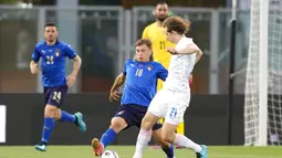 Pemain Italia Nicola Barella (kiri) berebut bola dengan pemain Republik Ceko Alex Kral pada pertandingan persahabatan internasional di Bologna, Italia, Jumat (4/6/2021). Italia menang 4-0. (AP Photo/Antonio Calanni)