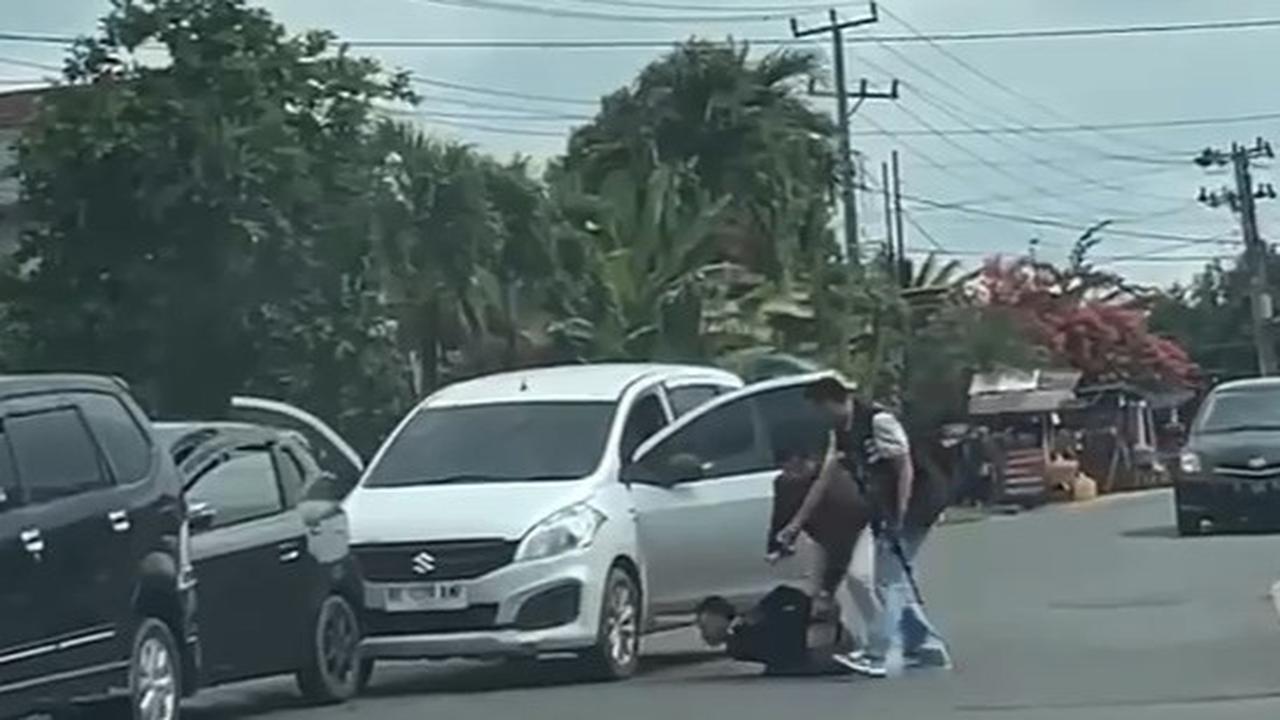 Jadi Tontonan Pengendara, Aksi Polisi Lumpuhkan 2 Pria Bawa Sabu  Sampai Tersungkur di Depan Mobil