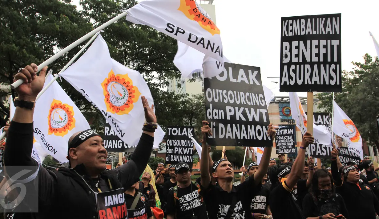 Dalam aksi tersebut mereka meminta manajemen untuk menghentikan pemutusan hubungan kerja (PHK) massal, Jakarta, Jumat (28/10). Serikat pekerja menolak alasan manajemen yang mem-PHK dengan tujuan tranformasi. (Liputan6.com/Angga Yuniar)